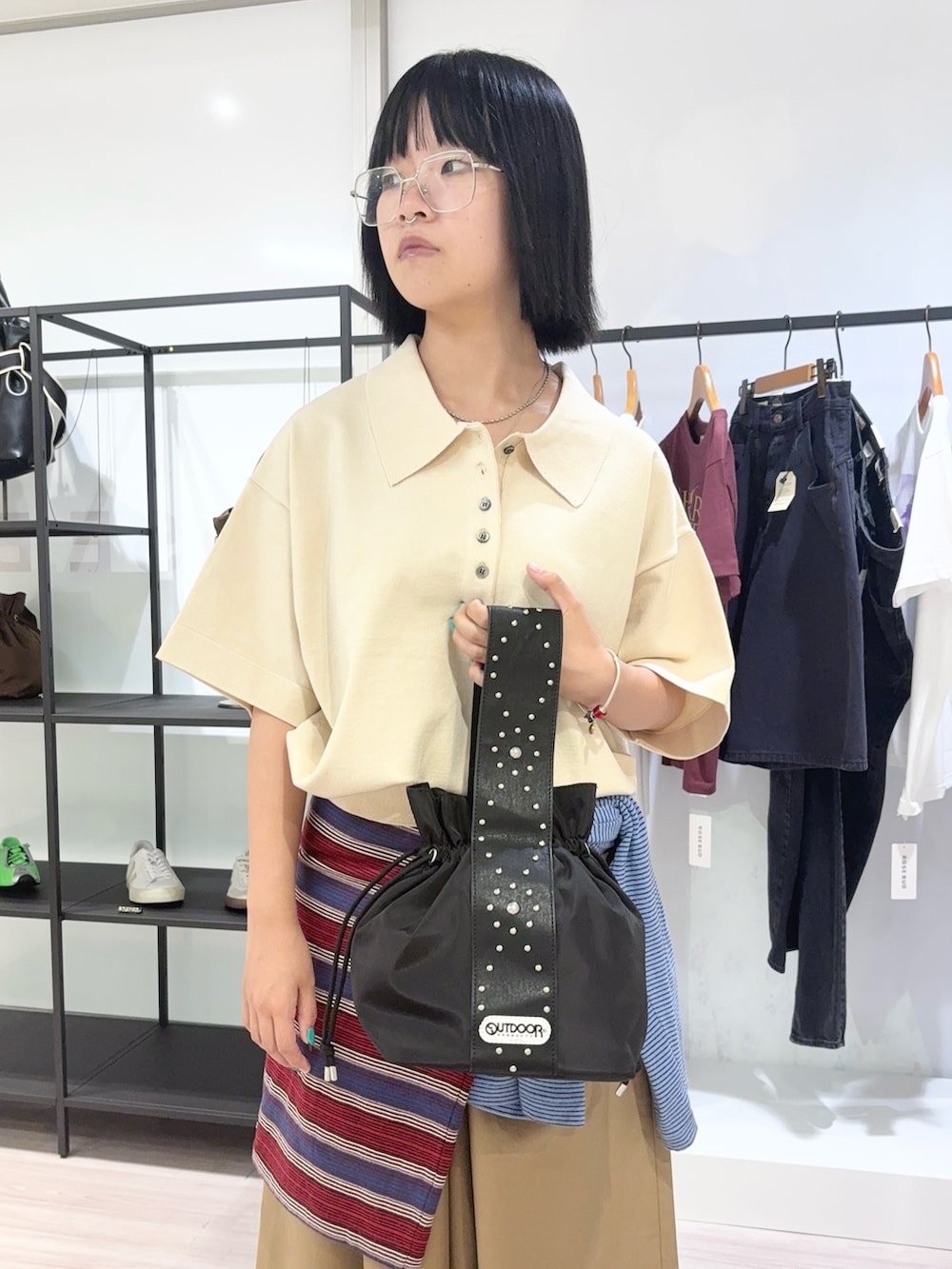 ブルー系のTシャツ/カットソー、ホワイト系のニット/セーター、ベージュ系のその他パンツを着用したレディースの秋コーディネートの5枚目の写真