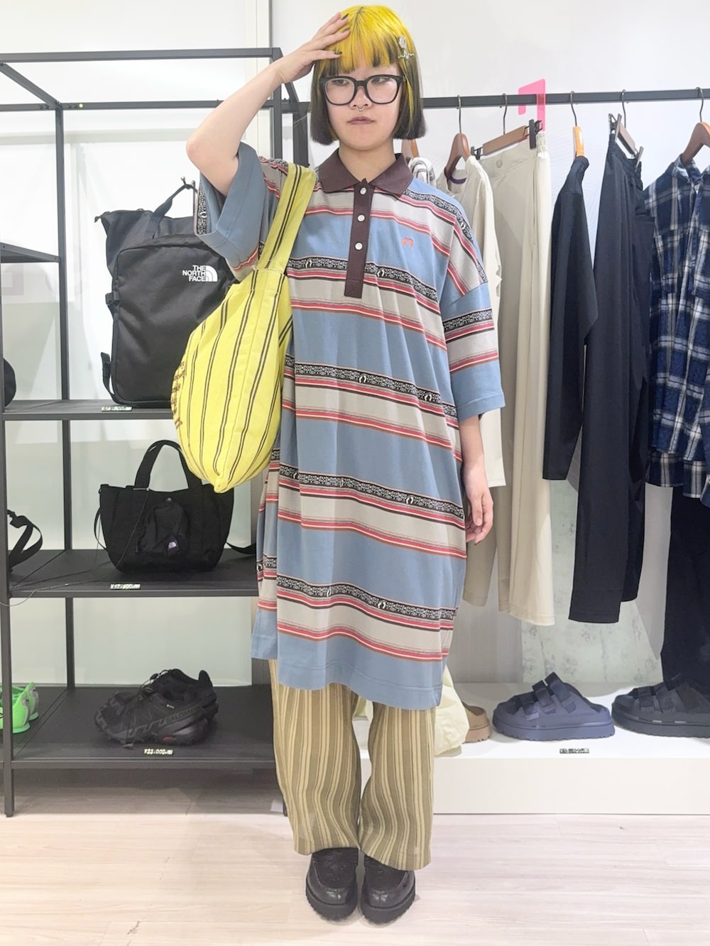 イエロー系のトートバッグ、シルバー系のバレッタ/ヘアクリップ、シルバー系のヘアピンを着用したレディースの春コーディネートの2枚目の写真