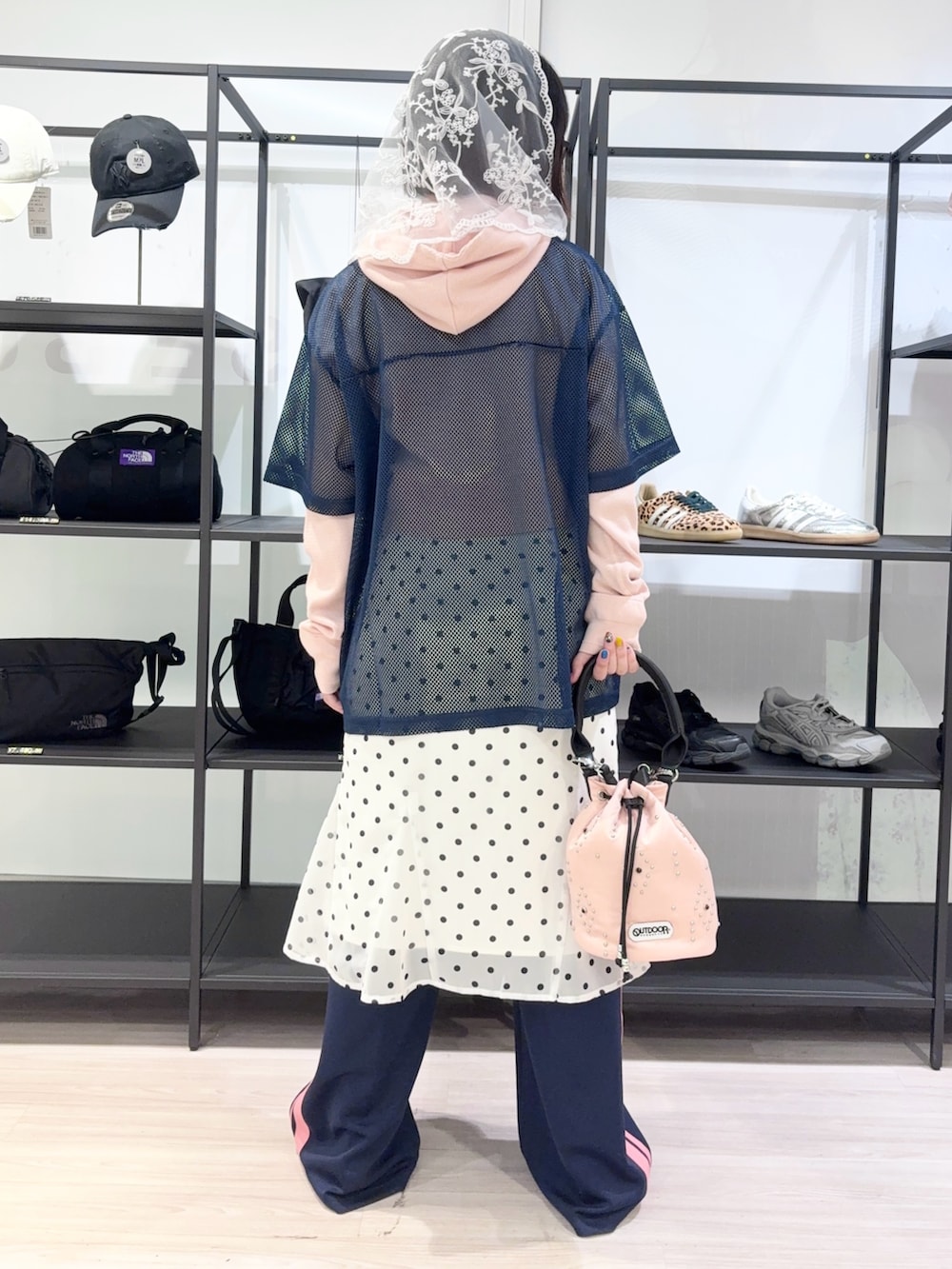 ホワイト系のスカート、その他のカーディガン/ボレロ、ブルー系のTシャツ/カットソーを着用したレディースの春コーディネートの4枚目の写真