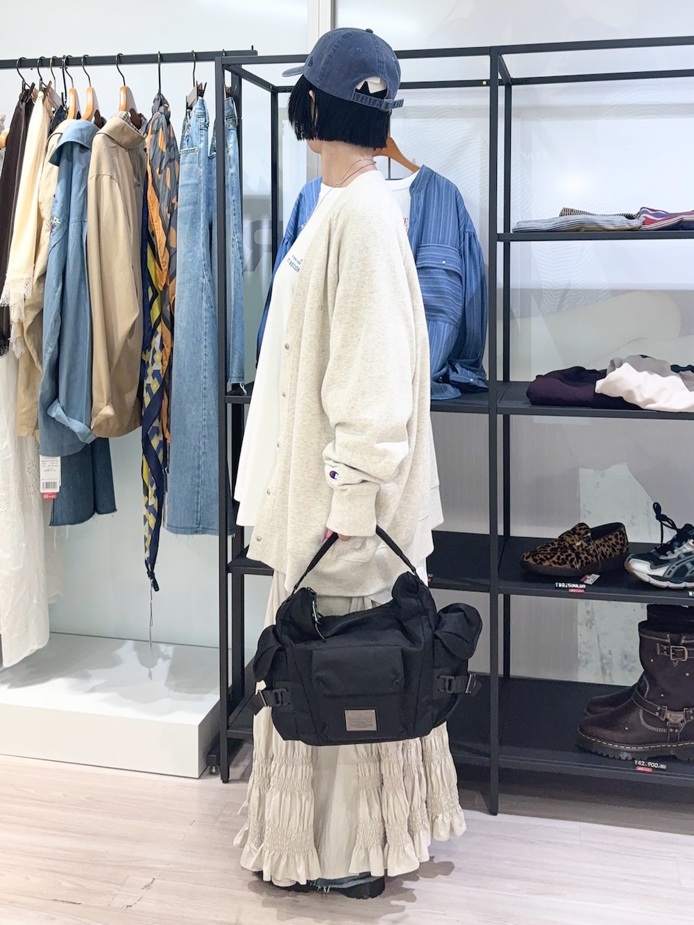 ホワイト系のTシャツ/カットソー、ベージュ系のスウェット、ブルー系のキャップを着用したレディースの秋コーディネートの3枚目の写真
