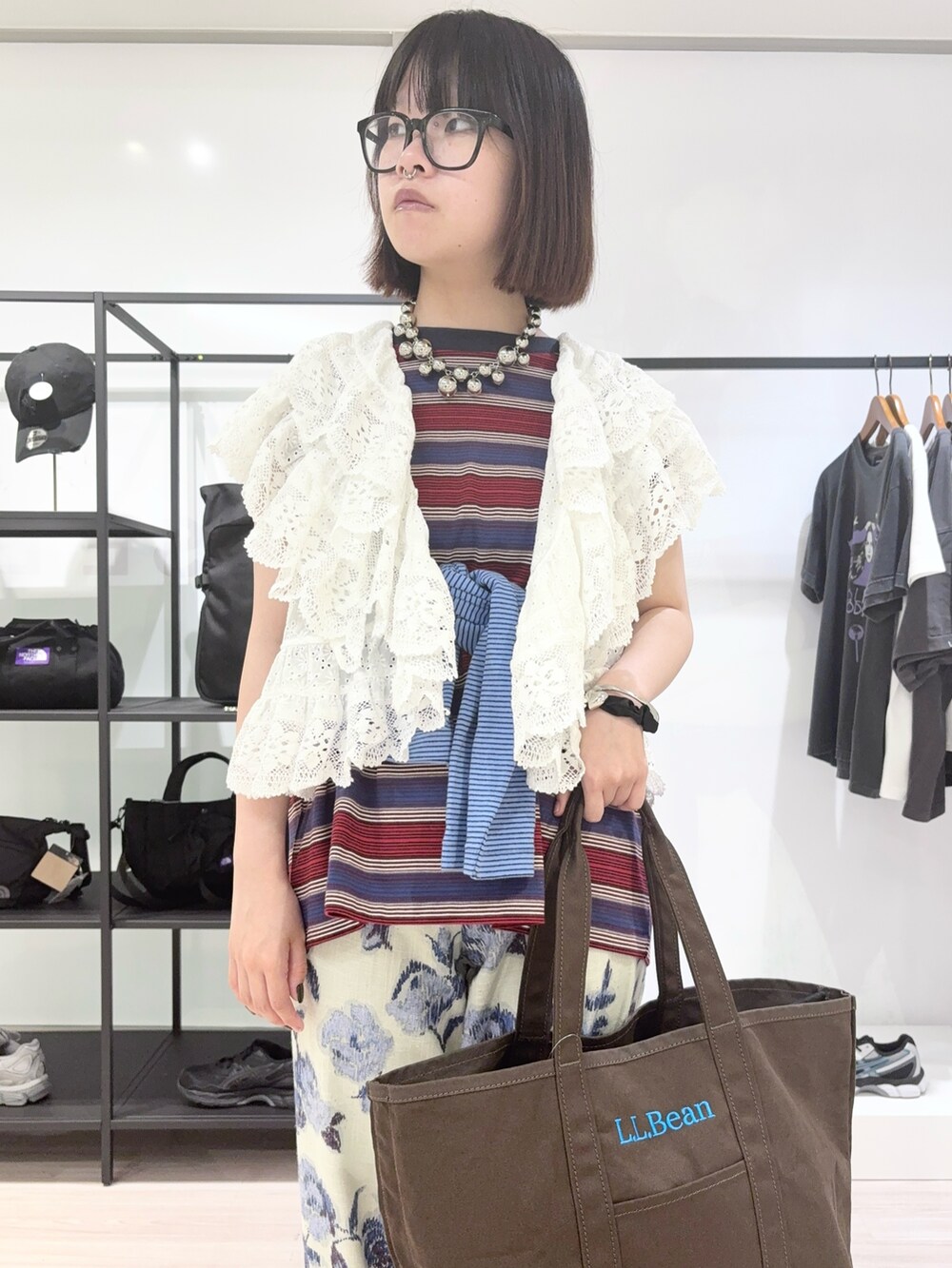 ホワイト系のベスト、ブルー系のTシャツ/カットソー、ホワイト系のその他パンツを着用したレディースの春コーディネートの5枚目の写真