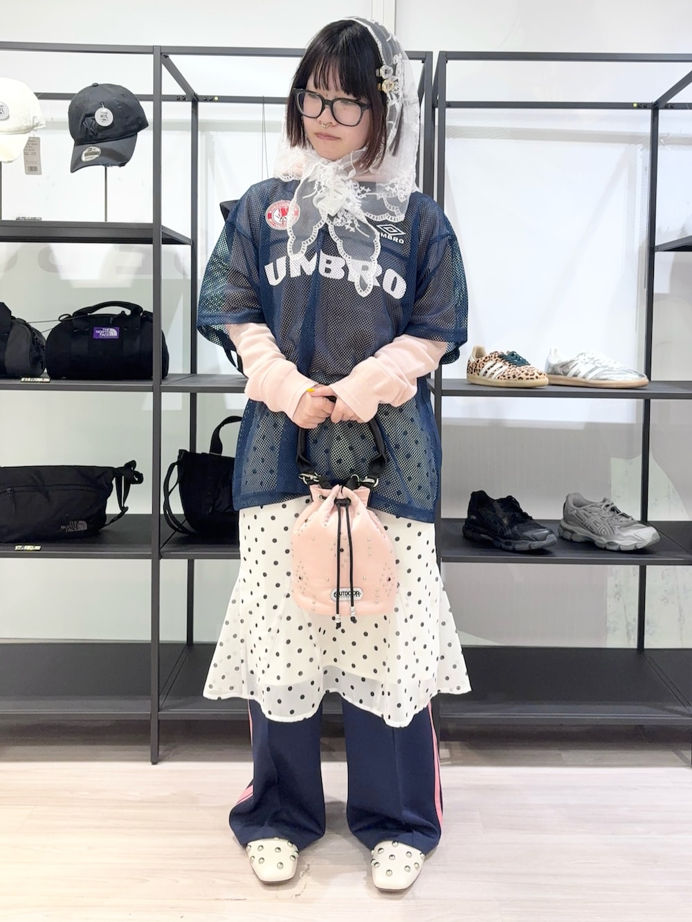 ホワイト系のスカート、その他のカーディガン/ボレロ、ブルー系のTシャツ/カットソーを着用したレディースの春コーディネートの2枚目の写真