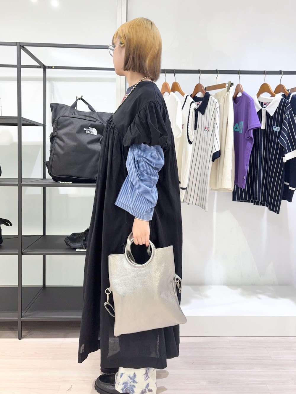 ブルー系のTシャツ/カットソー、ホワイト系のその他パンツ、シルバー系のショルダーバッグを着用したレディースの夏コーディネートの3枚目の写真
