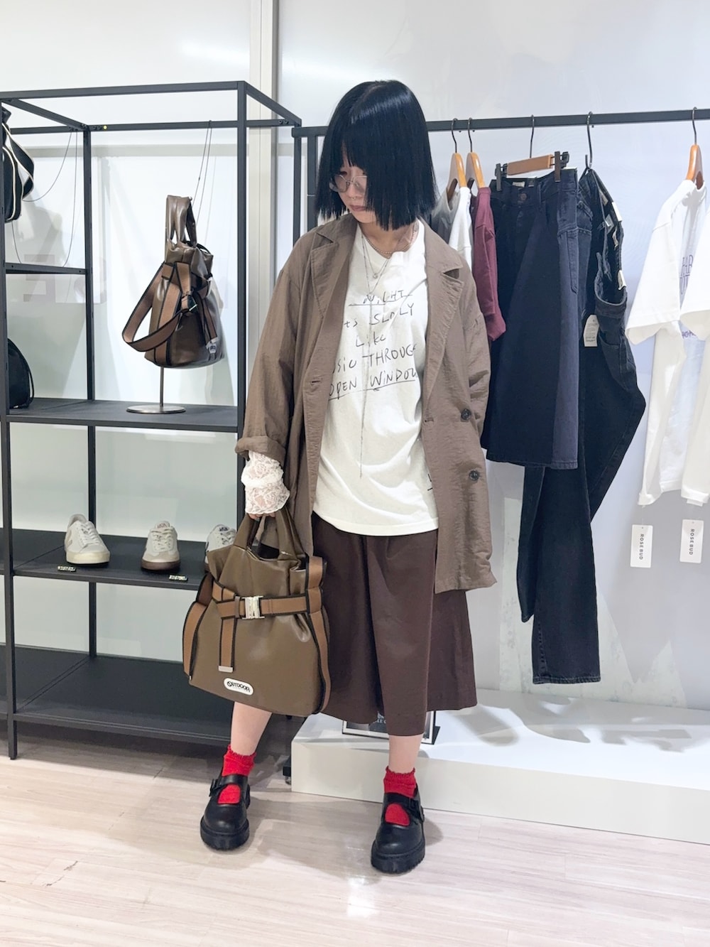ブラウン系のテーラードジャケット、ホワイト系のTシャツ/カットソー、ブラウン系のその他パンツを着用したレディースの夏コーディネートの2枚目の写真
