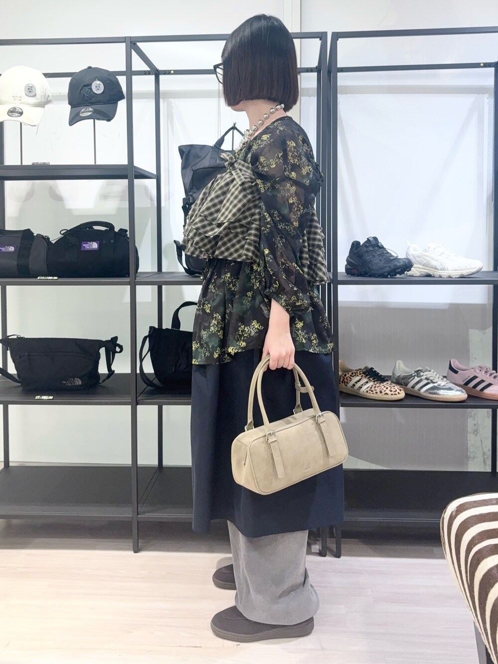 ブラウン系のローファー、グレー系のその他パンツ、ブルー系のスカートを着用したレディースの春コーディネートの3枚目の写真
