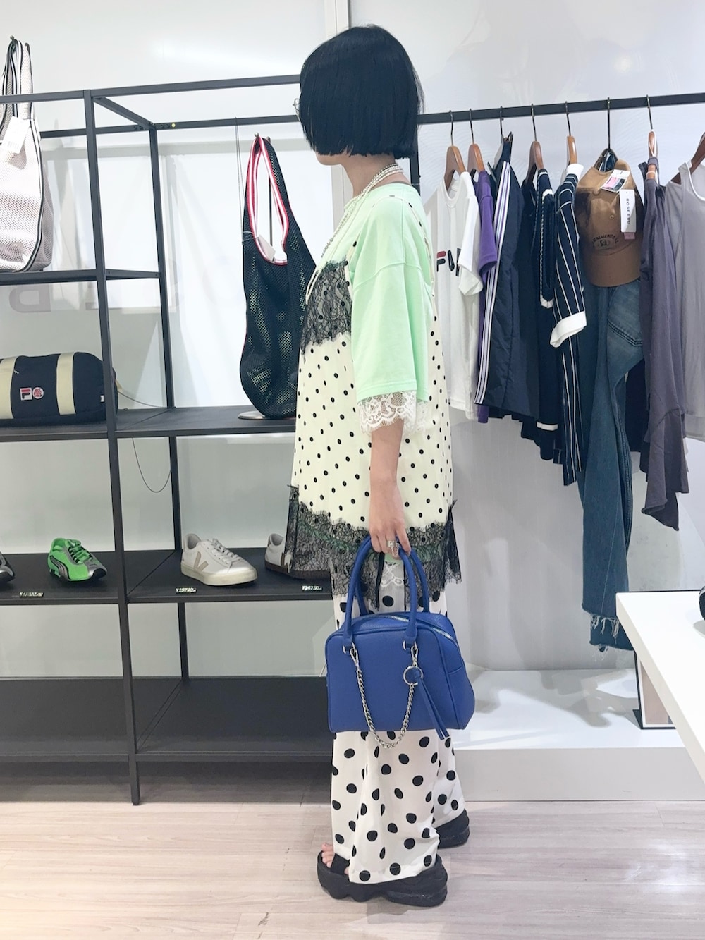 グリーン系のTシャツ/カットソー、ホワイト系のキャミソール、ホワイト系のその他パンツを着用したレディースの夏コーディネートの2枚目の写真