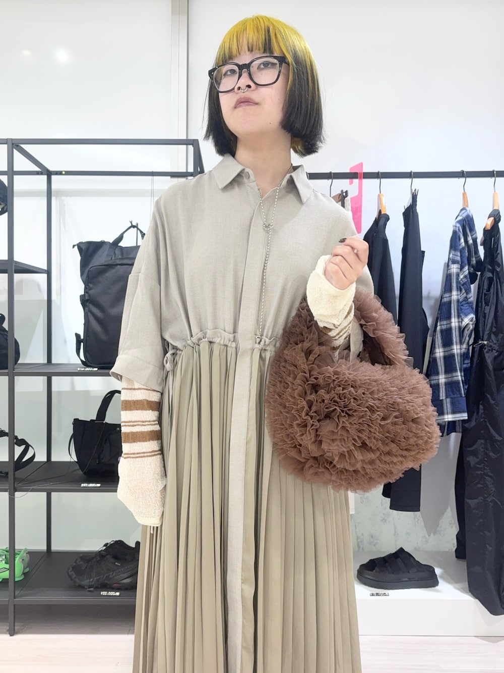 ホワイト系のカーディガン/ボレロ、シルバー系のネックレスを着用したレディースの春コーディネートの5枚目の写真