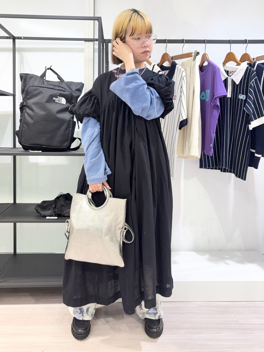 ブルー系のTシャツ/カットソー、ホワイト系のその他パンツ、シルバー系のショルダーバッグを着用したレディースの夏コーディネートの2枚目の写真