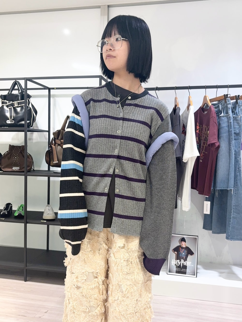 グレー系のニット/セーター、グレー系のTシャツ/カットソー、ベージュ系のその他パンツを着用したレディースの秋コーディネートの5枚目の写真
