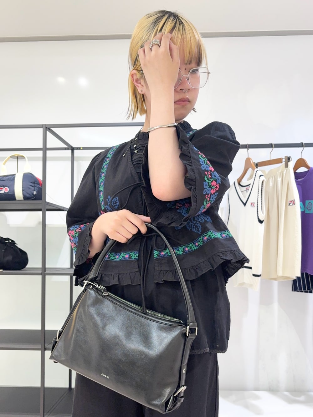 ブラック系のその他パンツ、ブラック系のシャツ/ブラウス、ブラック系のシャツ/ブラウスを着用したレディースの夏コーディネートの5枚目の写真