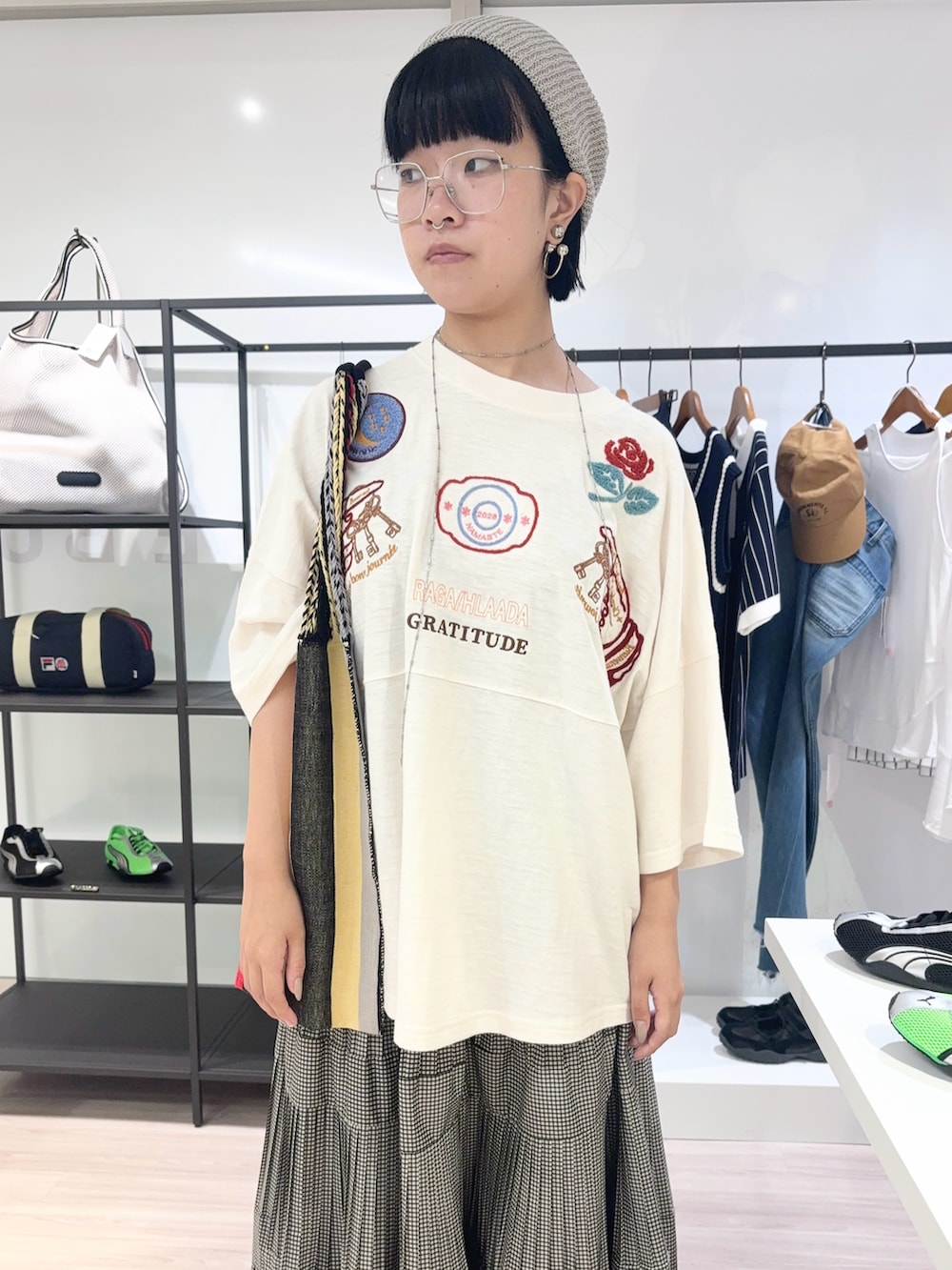 その他のTシャツ/カットソー、ブラック系のスカート、レッド系のショルダーバッグを着用したレディースの夏コーディネートの4枚目の写真