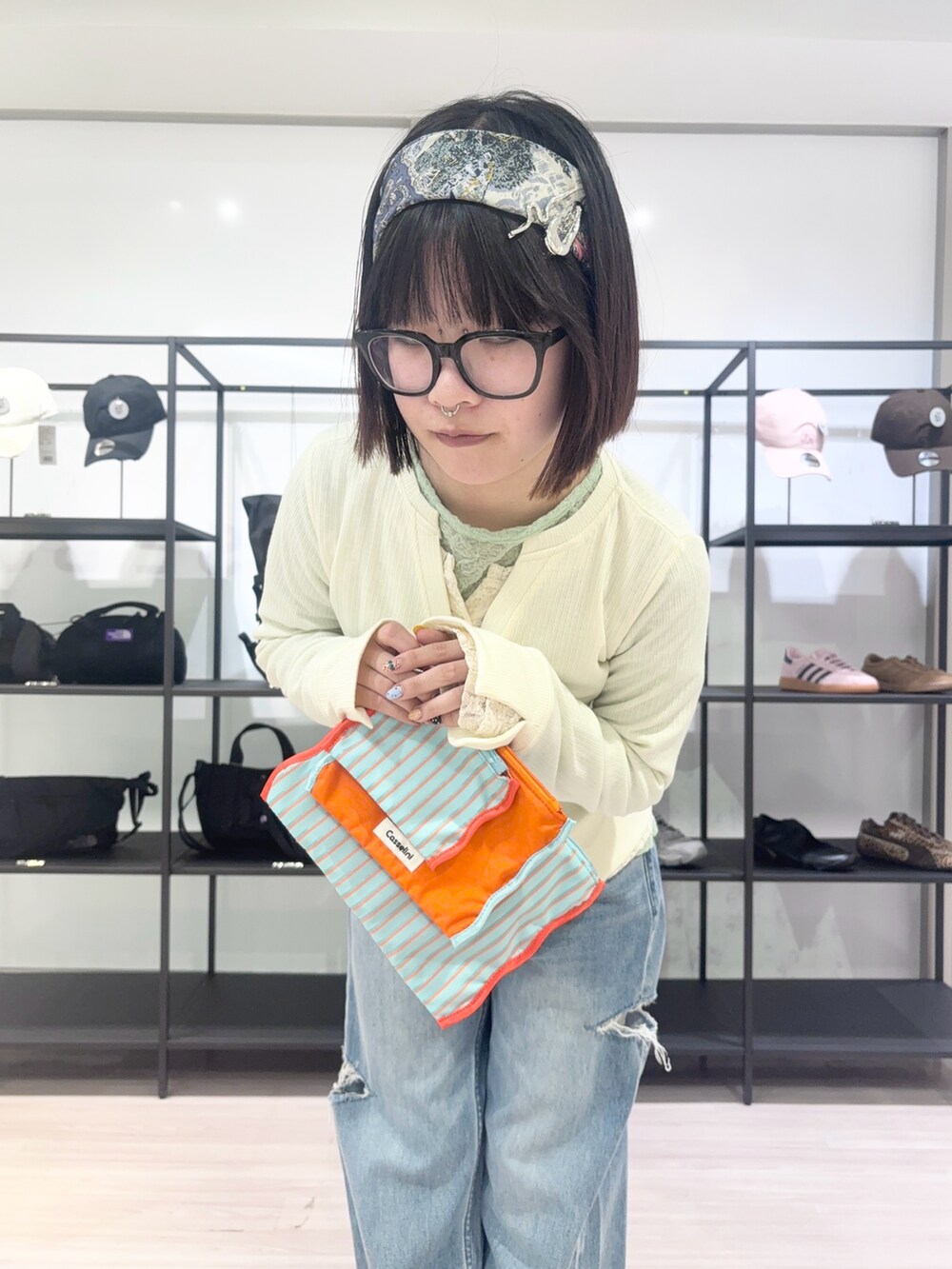 ブラウン系のローファー、ブルー系のデニムパンツ、グリーン系のTシャツ/カットソーを着用したレディースの春コーディネートの5枚目の写真