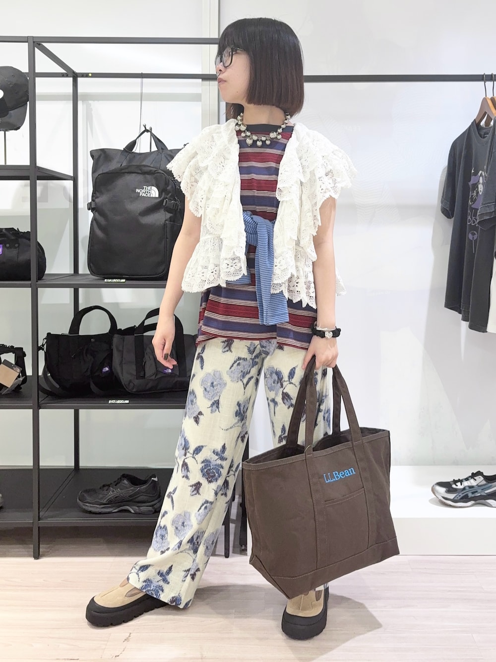 ホワイト系のベスト、ブルー系のTシャツ/カットソー、ホワイト系のその他パンツを着用したレディースの春コーディネートの2枚目の写真