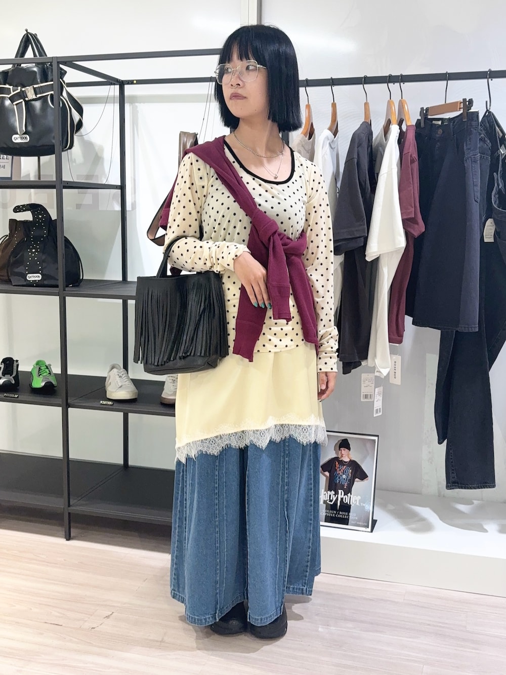レッド系のカーディガン/ボレロ、ホワイト系のTシャツ/カットソー、ブルー系のデニムスカートを着用したレディースの夏コーディネートの2枚目の写真
