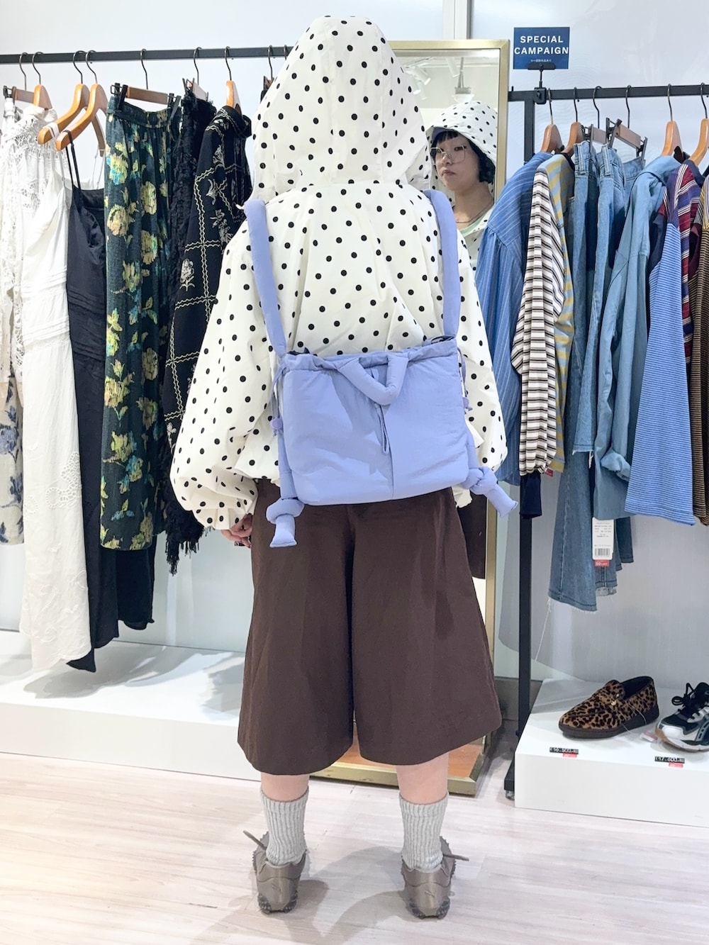 グレー系のスニーカー、ブラウン系のその他パンツ、グリーン系のTシャツ/カットソーを着用したレディースの秋コーディネートの4枚目の写真
