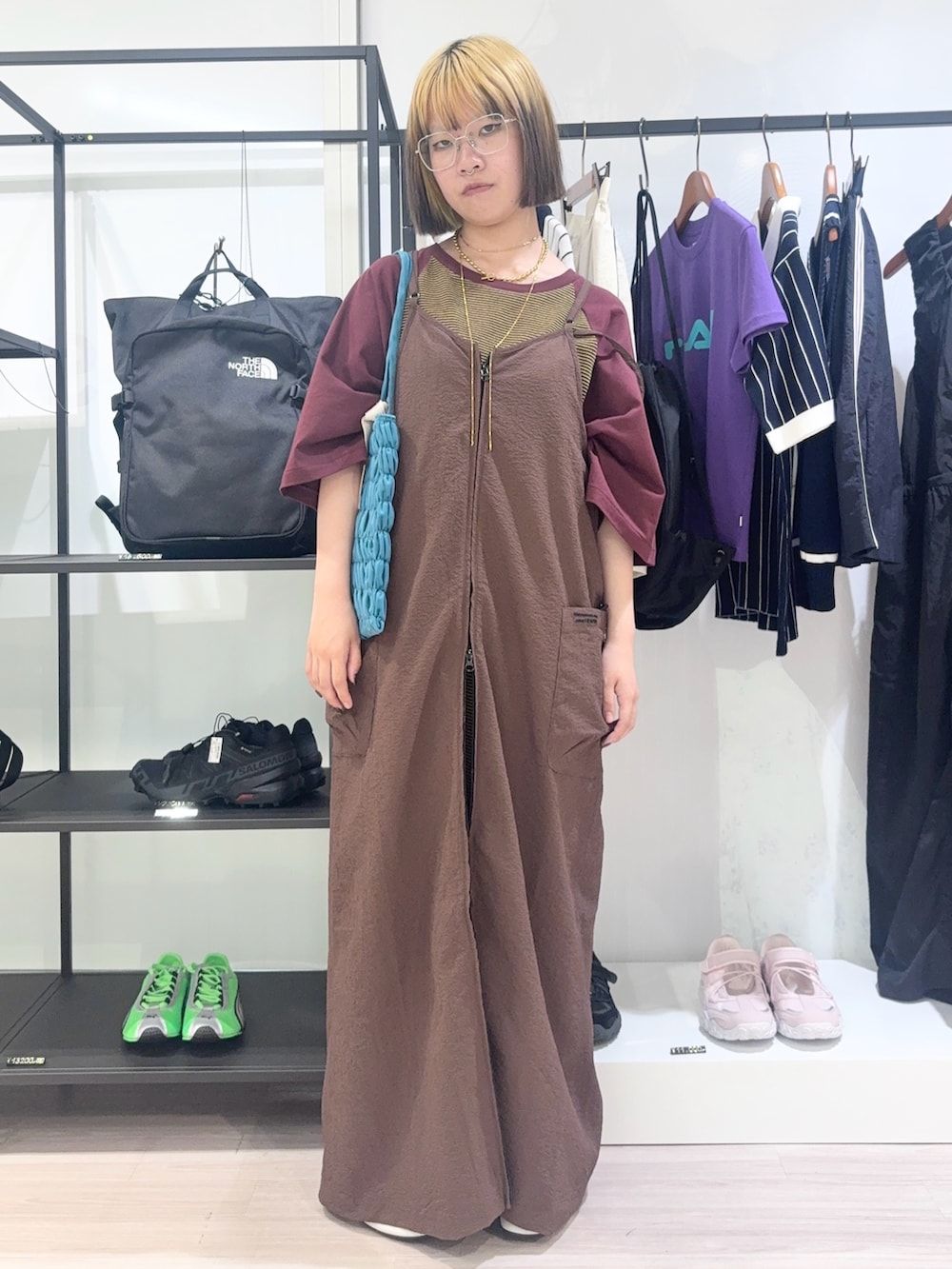 ブラウン系のワンピース、ブルー系のトートバッグ、イエロー系のワンピースを着用したレディースの春コーディネートの2枚目の写真