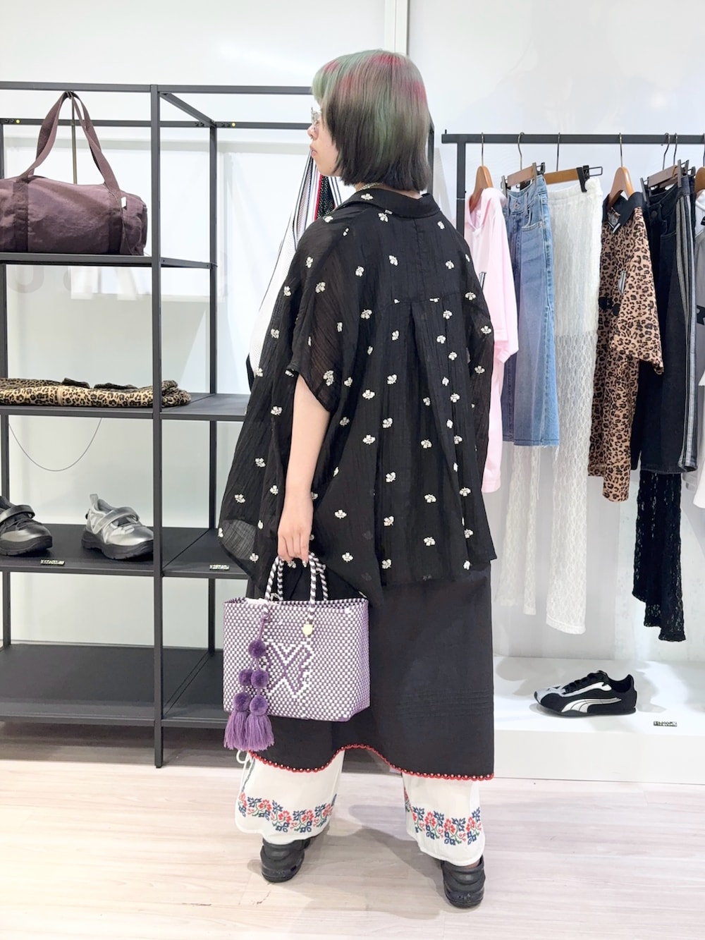ブラック系のシャツ/ブラウス、ブラック系のワンピース、ホワイト系のその他パンツを着用したレディースの夏コーディネートの3枚目の写真