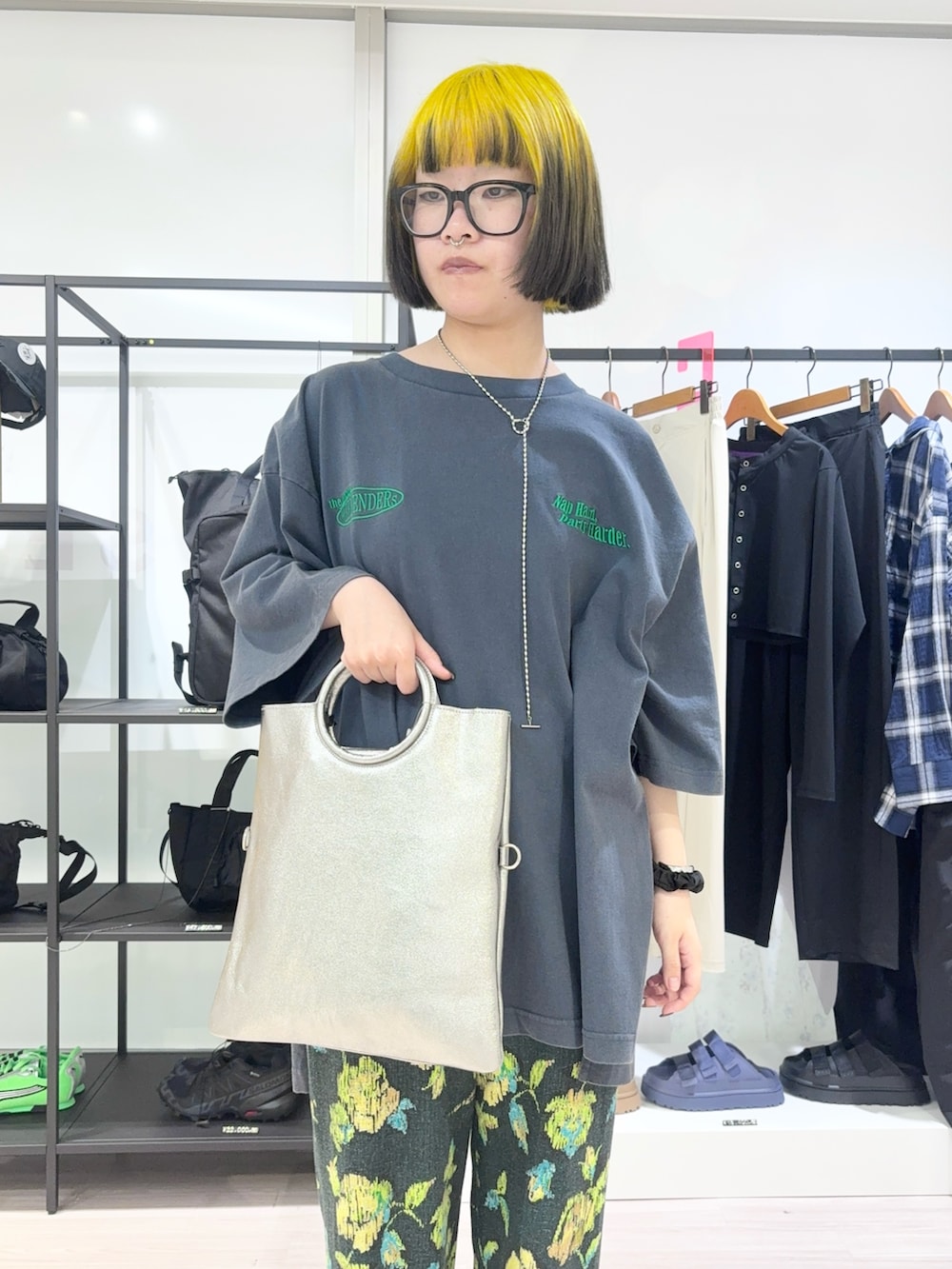 ブルー系のTシャツ/カットソー、シルバー系のショルダーバッグ、グリーン系のその他パンツを着用したレディースの春コーディネートの6枚目の写真