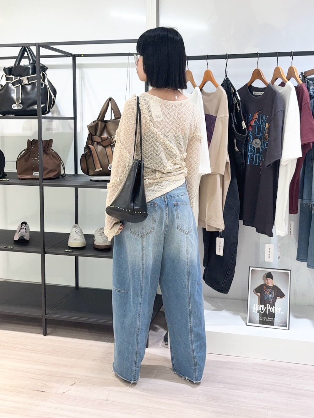 ホワイト系のTシャツ/カットソー、ブルー系のデニムパンツ、シルバー系のパンプスを着用したレディースの秋コーディネートの4枚目の写真