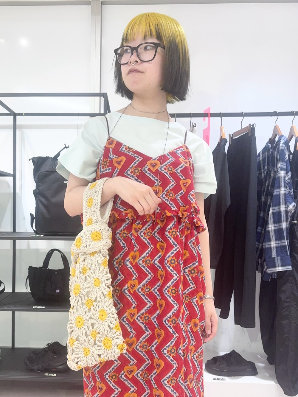 グリーン系のTシャツ/カットソー、イエロー系のショルダーバッグ、レッド系のドレスを着用したレディースの春コーディネートの5枚目の写真