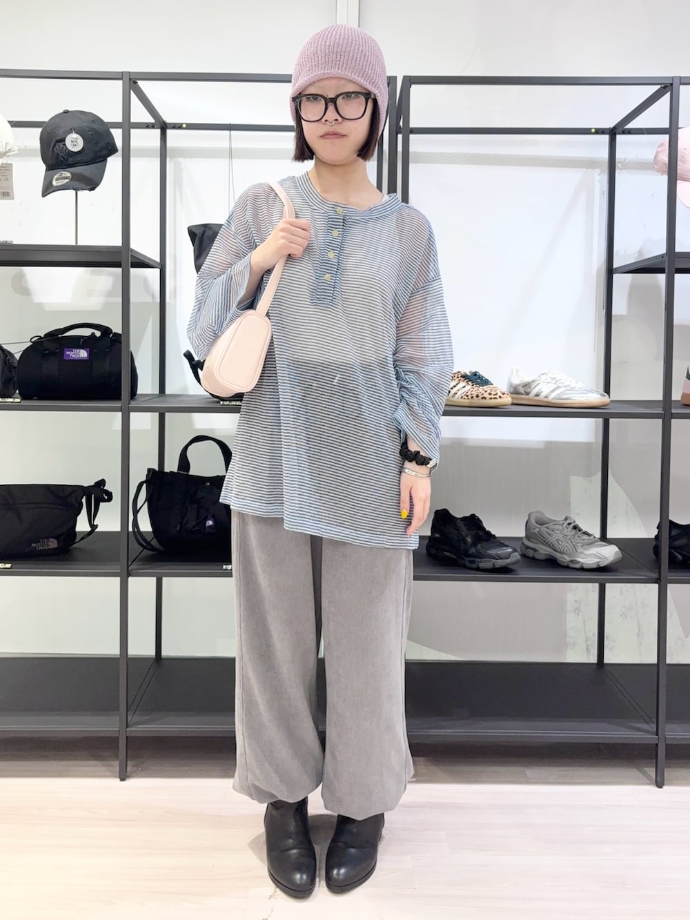 グレー系のその他パンツ、その他のタンクトップ、ブルー系のTシャツ/カットソーを着用したレディースの春コーディネートの2枚目の写真