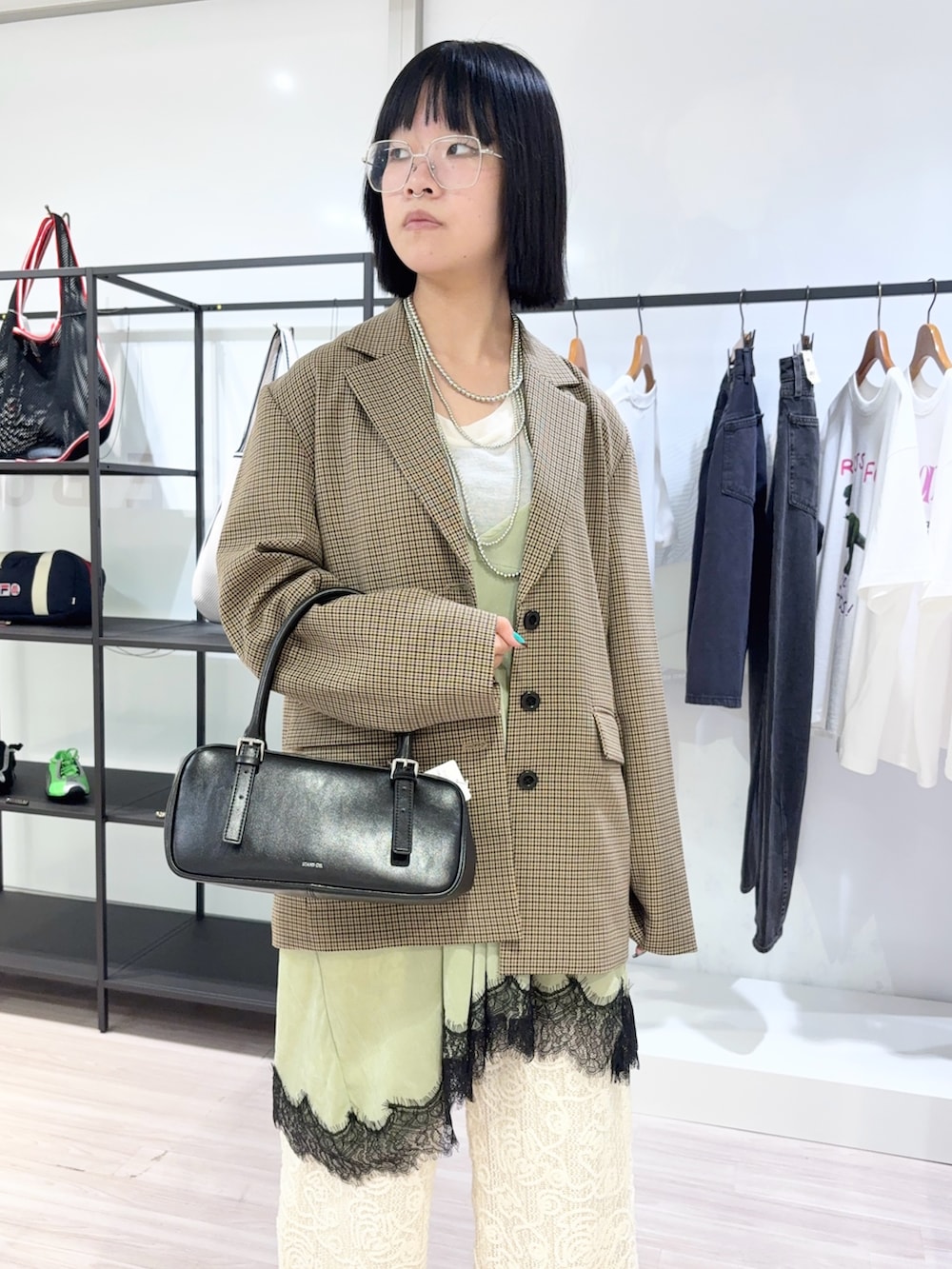 ホワイト系のその他パンツ、ブラウン系のテーラードジャケット、グリーン系のワンピースを着用したレディースの夏コーディネートの5枚目の写真