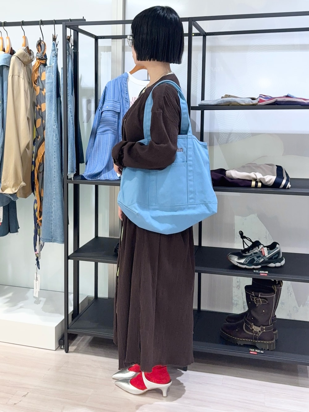 グレー系のTシャツ/カットソー、ブラウン系のワンピース、ブラウン系のその他パンツを着用したレディースの秋コーディネートの3枚目の写真