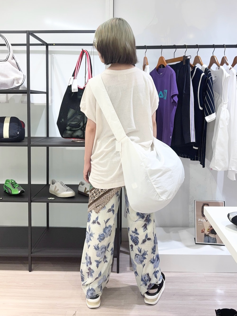 ホワイト系のTシャツ/カットソー、ホワイト系のその他パンツ、ホワイト系のサンダルを着用したレディースの夏コーディネートの4枚目の写真