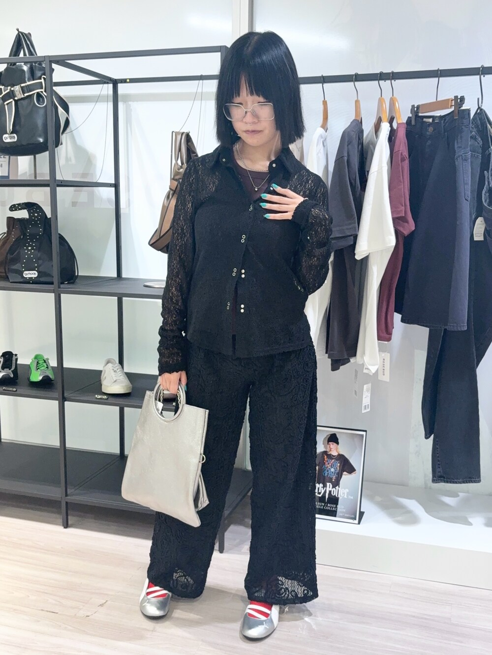 ブラック系のシャツ/ブラウス、レッド系のタンクトップ、シルバー系のショルダーバッグを着用したレディースの夏コーディネートの2枚目の写真