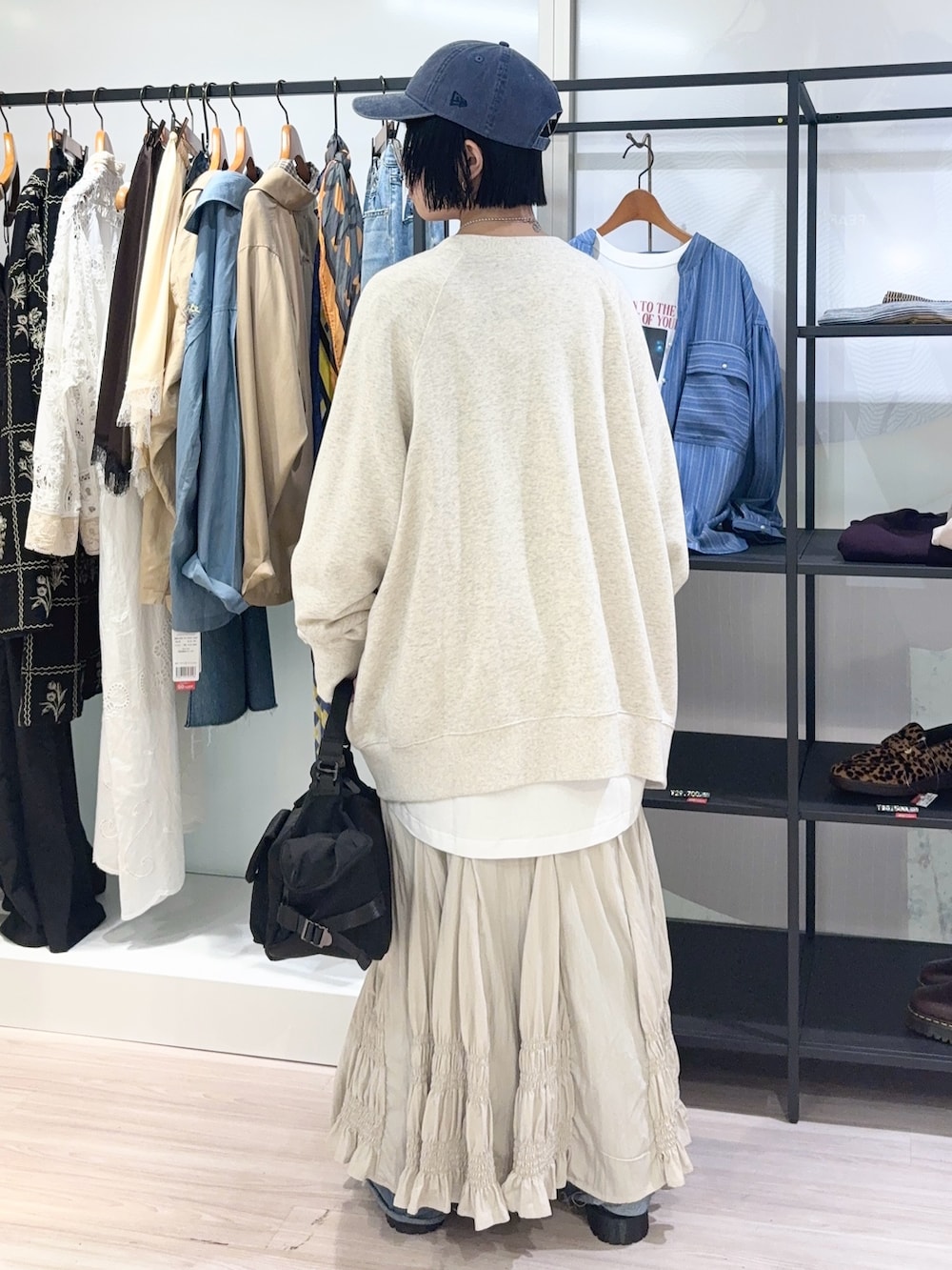 ホワイト系のTシャツ/カットソー、ベージュ系のスウェット、ブルー系のキャップを着用したレディースの秋コーディネートの4枚目の写真