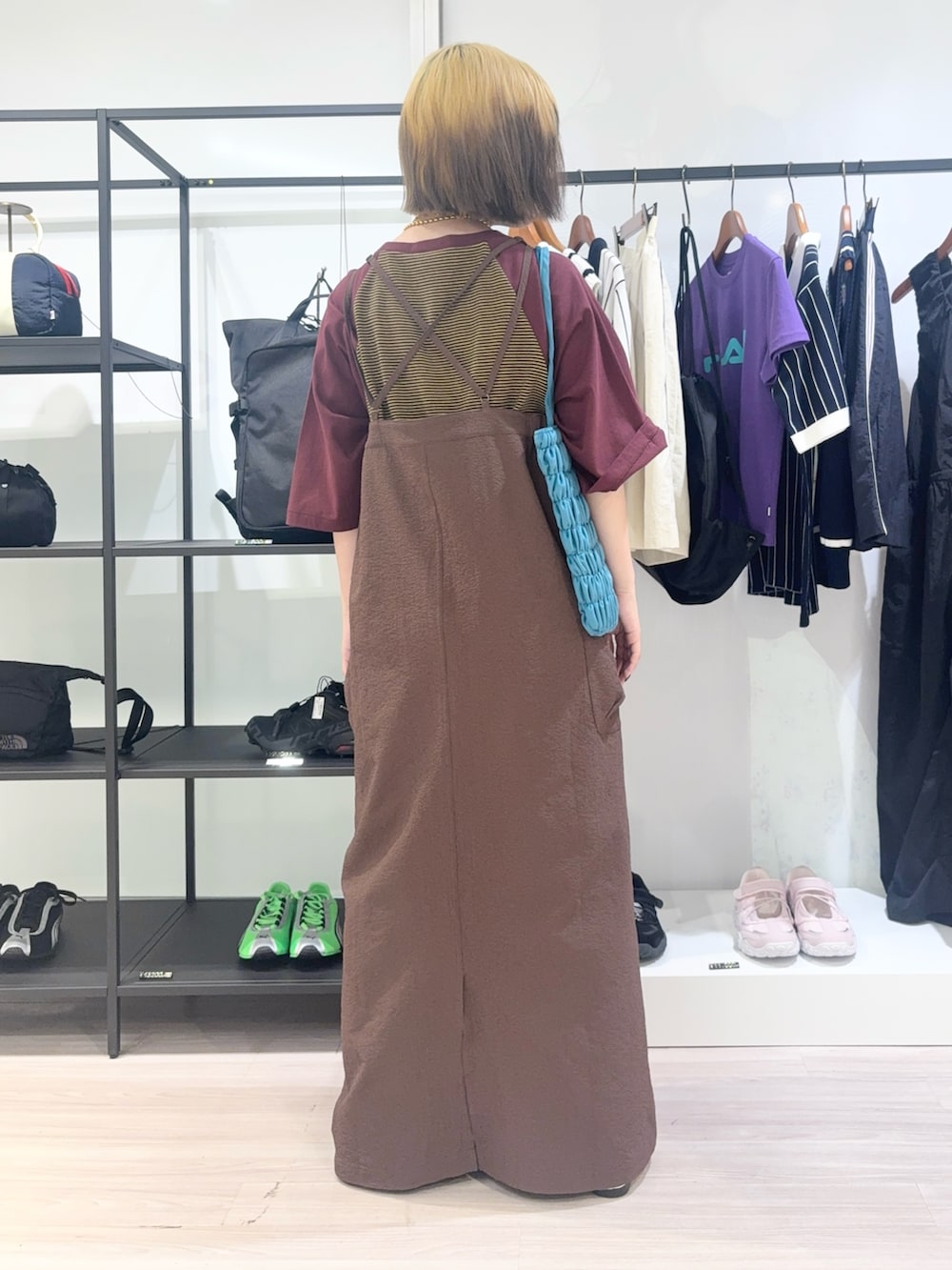 ブラウン系のワンピース、ブルー系のトートバッグ、イエロー系のワンピースを着用したレディースの春コーディネートの4枚目の写真