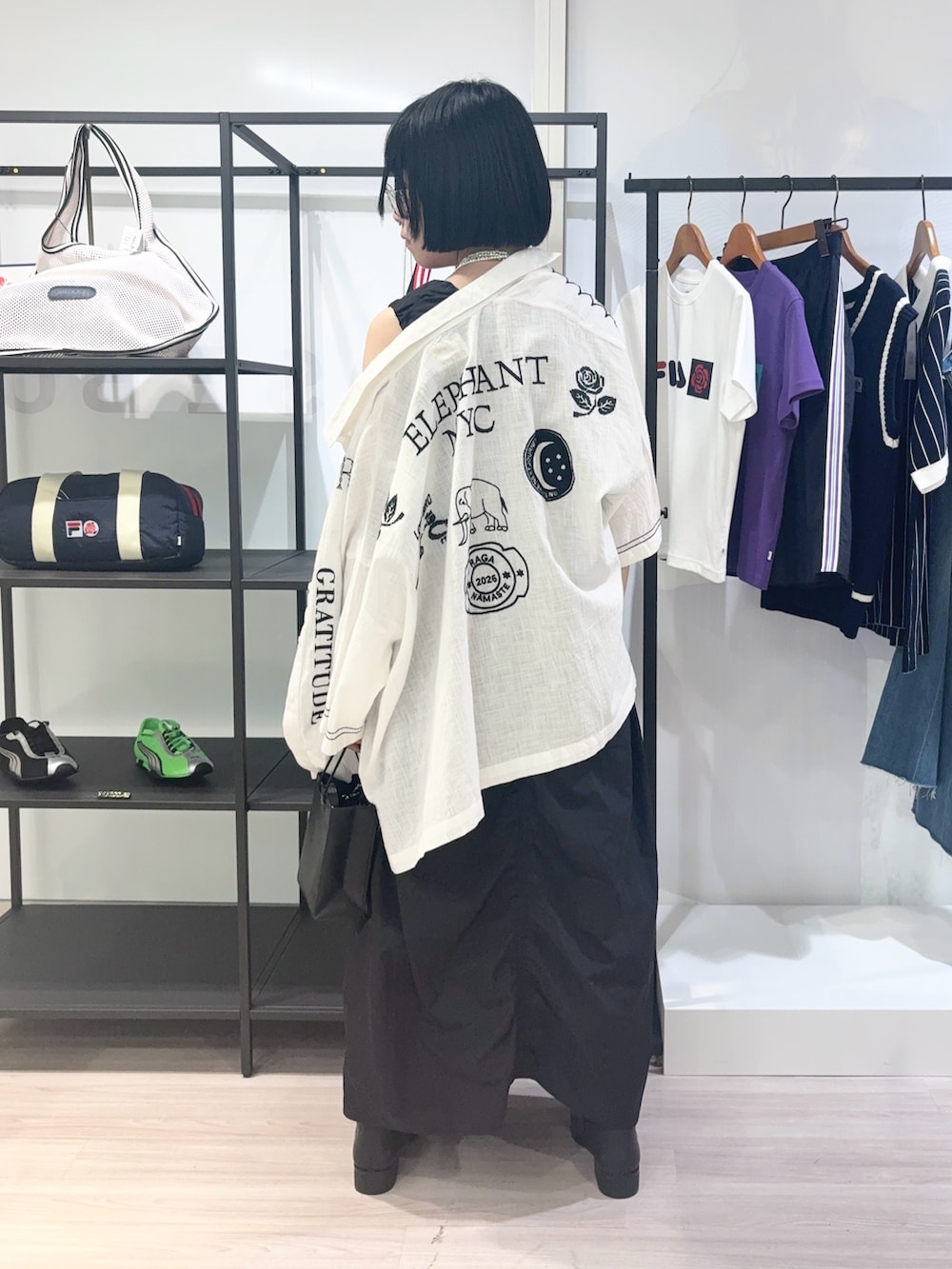 ブラック系のシャツ/ブラウス、ブラック系のワンピース、ブラック系のブーツを着用したレディースの夏コーディネートの4枚目の写真