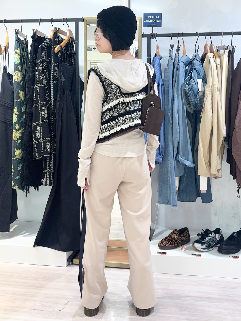 ベージュ系のTシャツ/カットソー、ブラック系のベスト、ベージュ系のその他パンツを着用したレディースの秋コーディネートの4枚目の写真