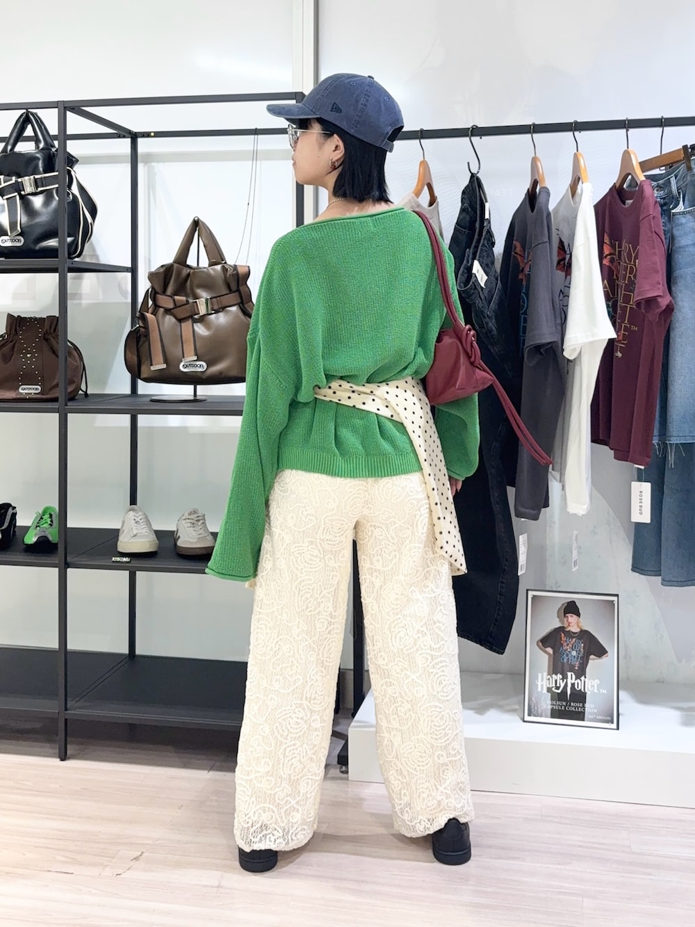 グリーン系のニット/セーター、ホワイト系のその他パンツ、ホワイト系のTシャツ/カットソーを着用したレディースの秋コーディネートの4枚目の写真