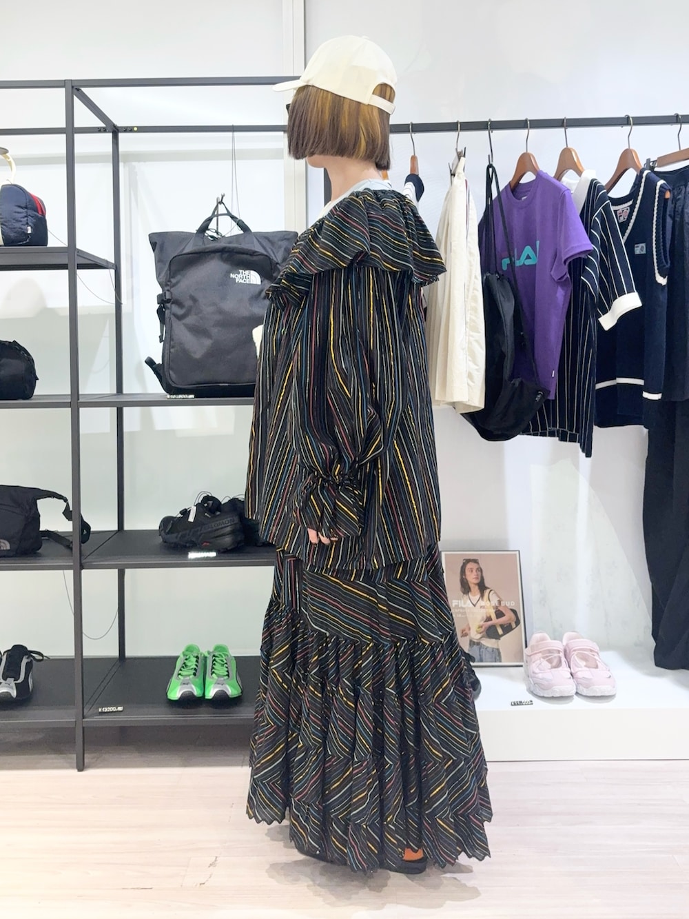 ブルー系のTシャツ/カットソー、ホワイト系のトートバッグ、ブラック系のシャツ/ブラウスを着用したレディースの春コーディネートの3枚目の写真