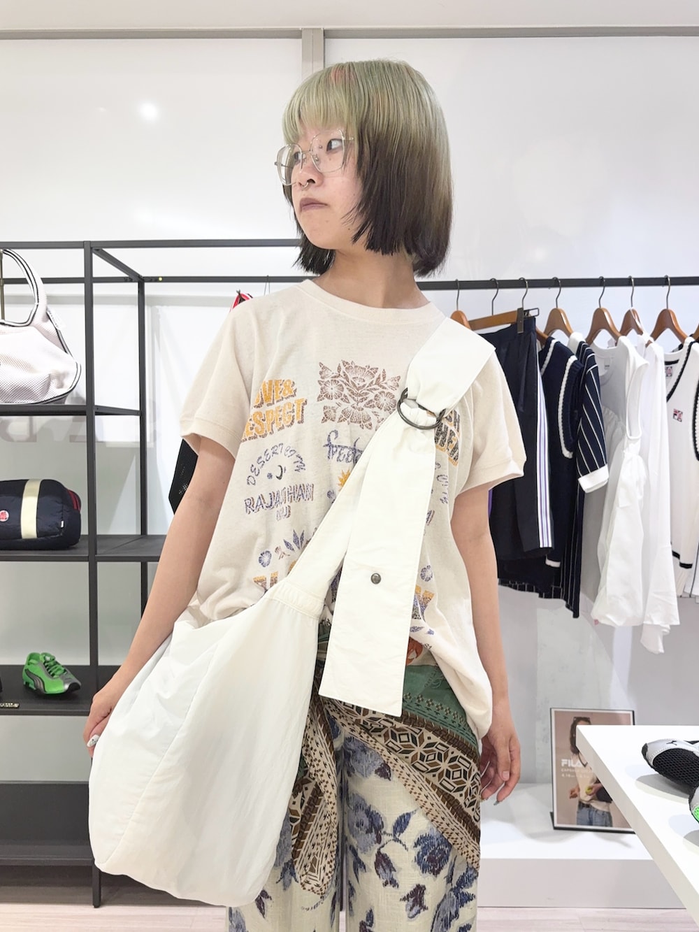 ホワイト系のTシャツ/カットソー、ホワイト系のその他パンツ、ホワイト系のサンダルを着用したレディースの夏コーディネートの5枚目の写真