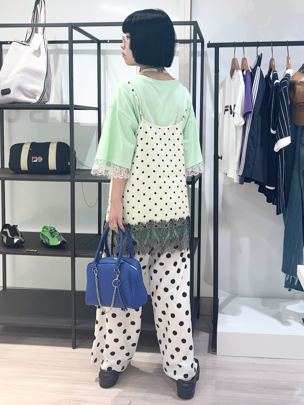 グリーン系のTシャツ/カットソー、ホワイト系のキャミソール、ホワイト系のその他パンツを着用したレディースの夏コーディネートの3枚目の写真