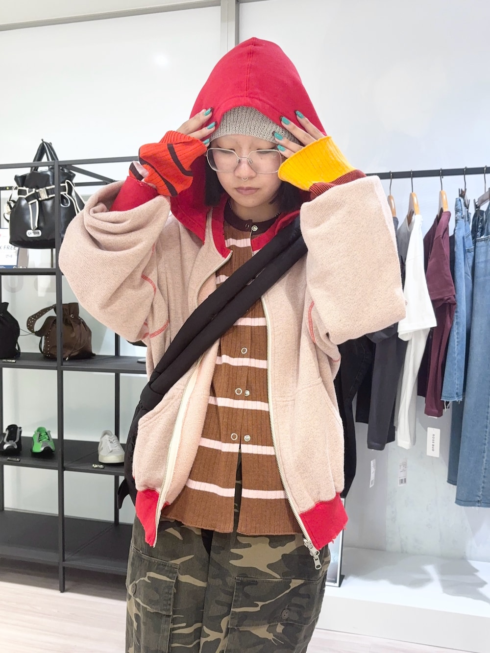 その他のその他パンツ、ピンク系のパーカー、ブラウン系のニット/セーターを着用したレディースの秋コーディネートの5枚目の写真