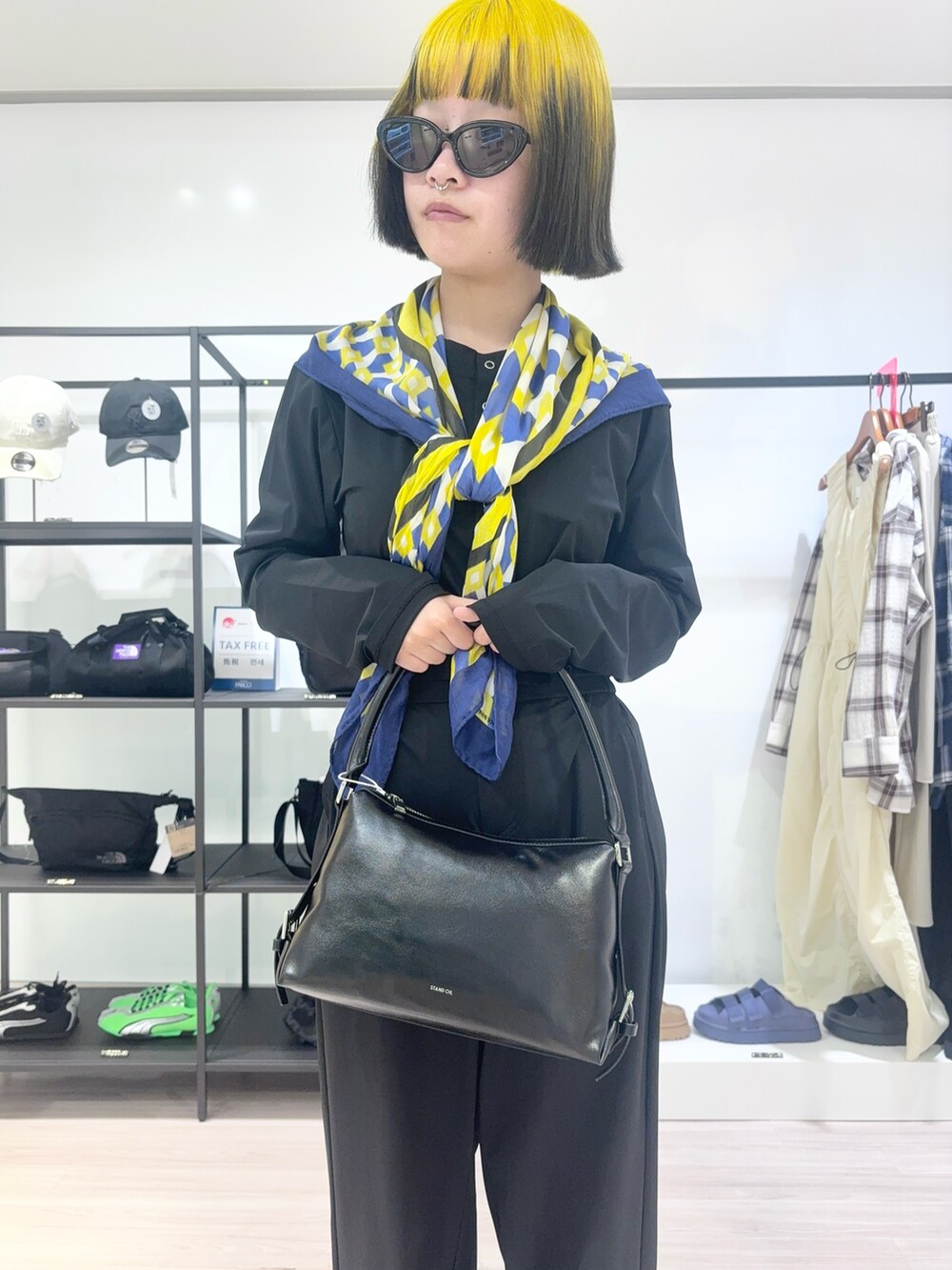 ブラック系のカーディガン/ボレロ、ブラック系のその他パンツ、ホワイト系のバンダナ/スカーフを着用したレディースの春コーディネートの5枚目の写真