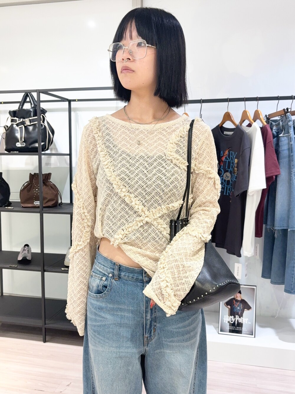 ホワイト系のTシャツ/カットソー、ブルー系のデニムパンツ、シルバー系のパンプスを着用したレディースの秋コーディネートの5枚目の写真