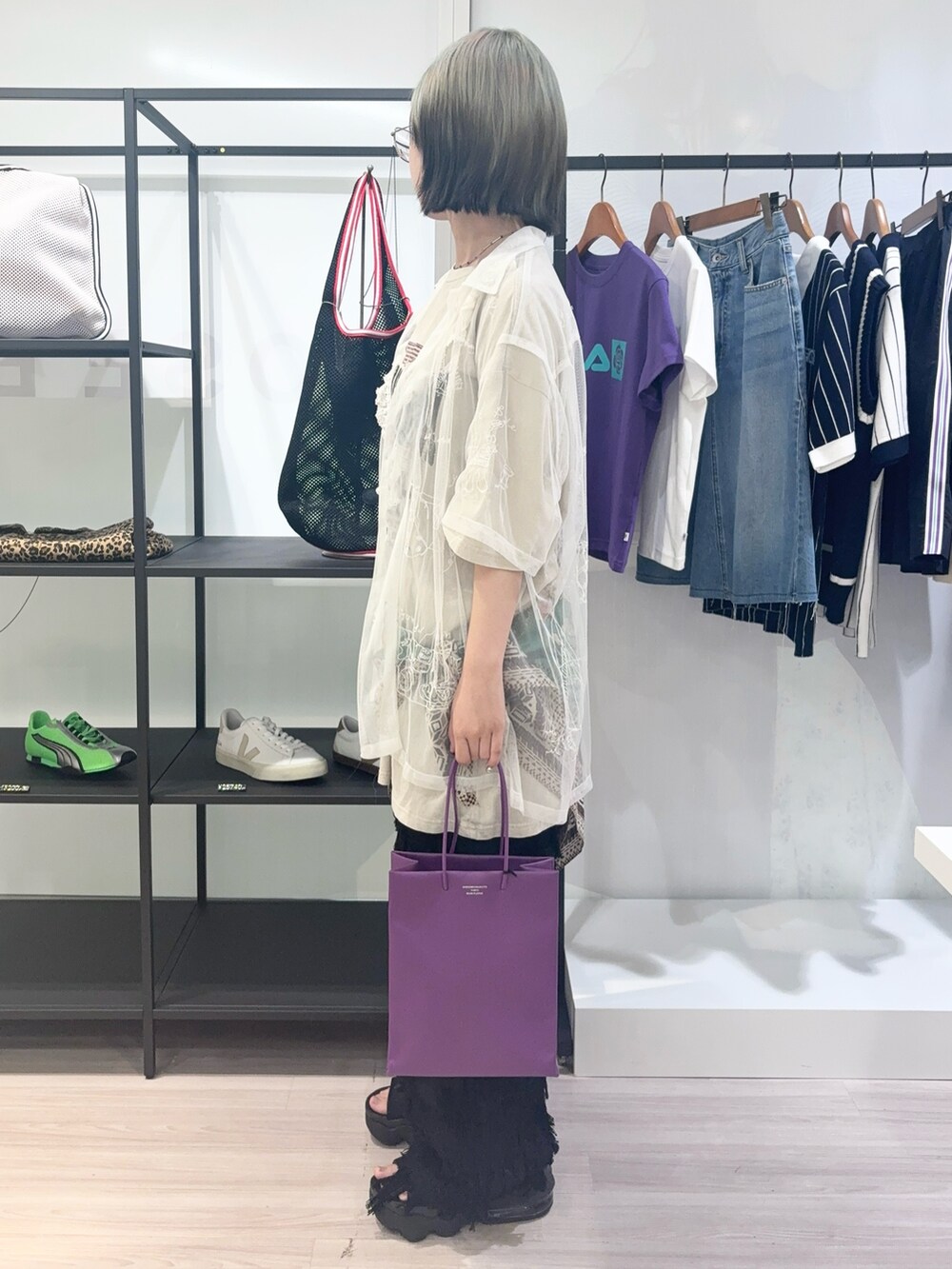 ホワイト系のシャツ/ブラウス、ベージュ系のTシャツ/カットソー、ブラック系のその他パンツを着用したレディースの夏コーディネートの2枚目の写真
