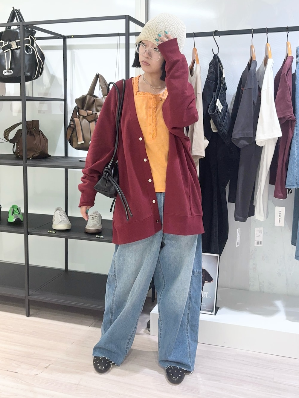 ブラック系のその他シューズ、オレンジ系のTシャツ/カットソー、レッド系のスウェットを着用したレディースの秋コーディネートの2枚目の写真