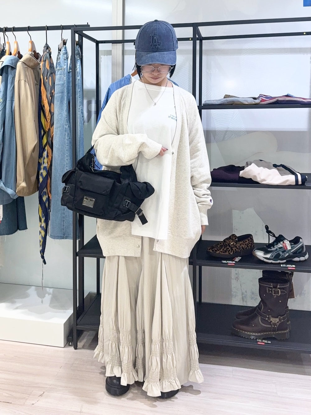 ホワイト系のTシャツ/カットソー、ベージュ系のスウェット、ブルー系のキャップを着用したレディースの秋コーディネートの2枚目の写真