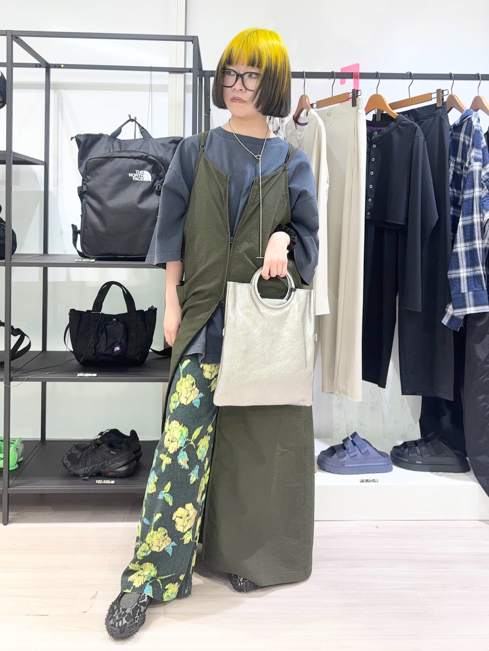 ブルー系のTシャツ/カットソー、シルバー系のショルダーバッグ、グリーン系のその他パンツを着用したレディースの春コーディネートの2枚目の写真