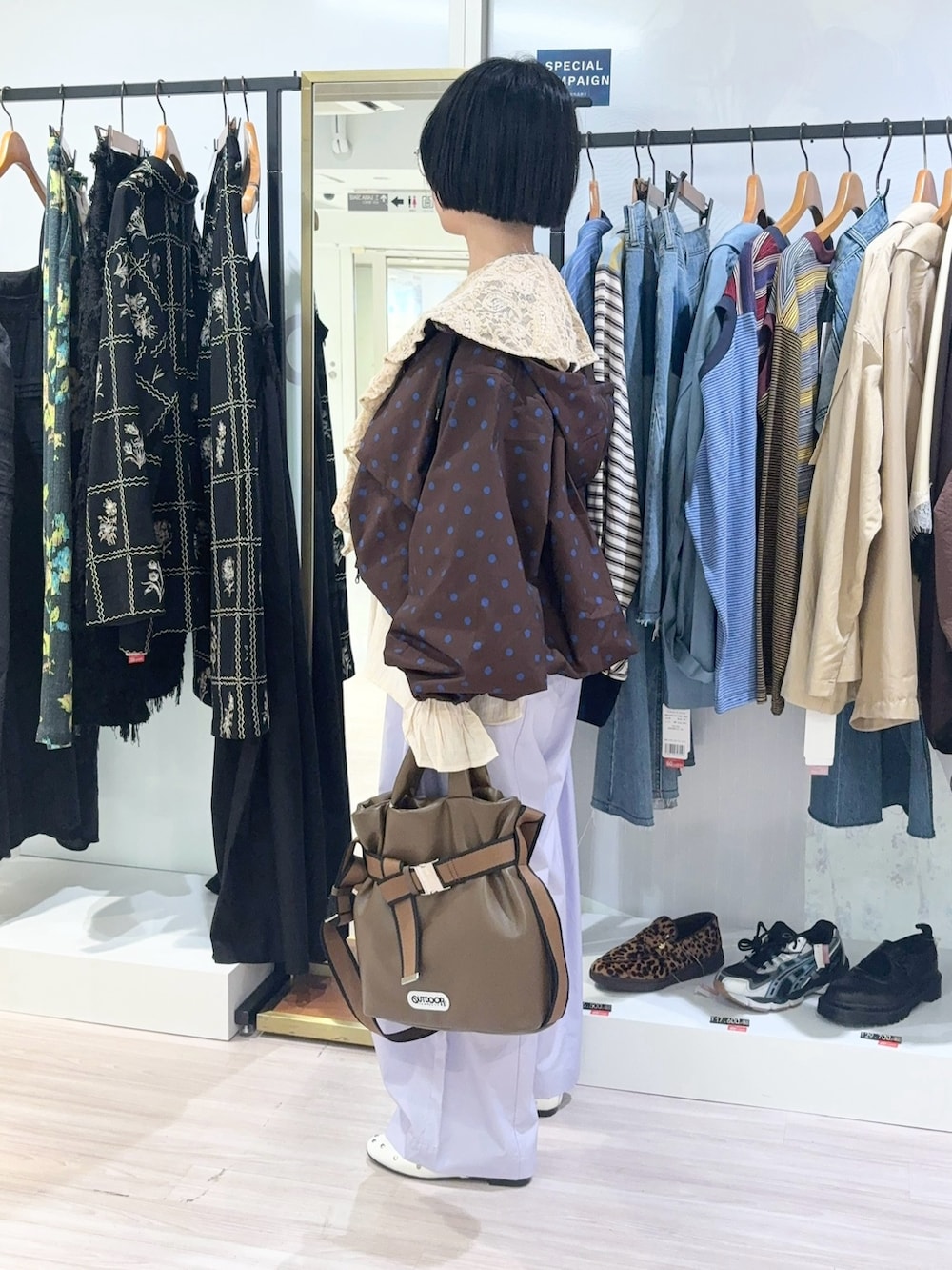 ブラウン系のショルダーバッグ、パープル系のその他パンツ、ホワイト系のその他シューズを着用したレディースの秋コーディネートの3枚目の写真