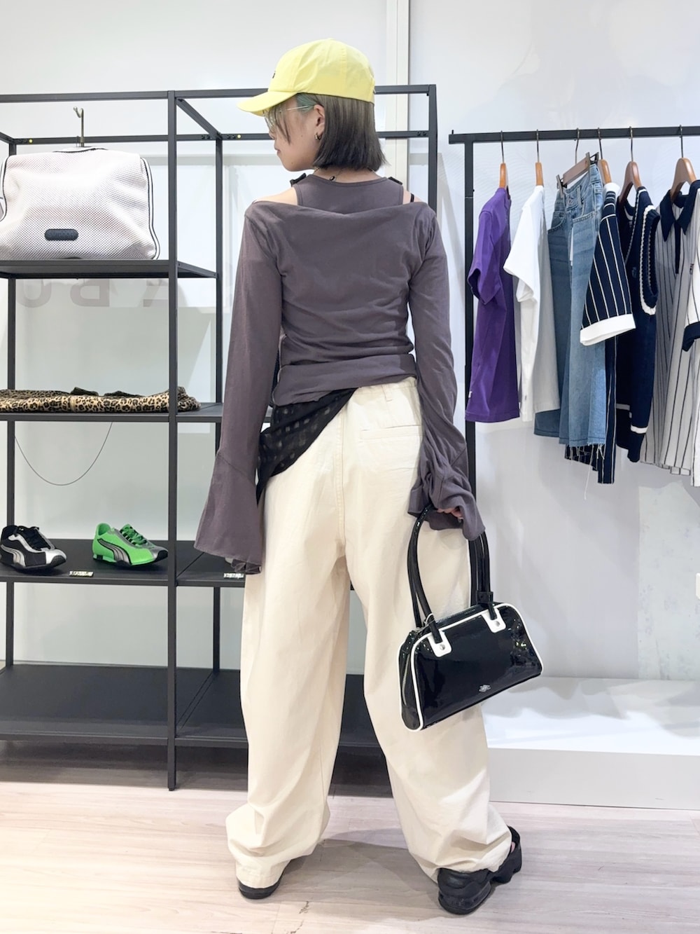 ホワイト系のデニムパンツ、ブラック系のサンダル、グレー系のTシャツ/カットソーを着用したレディースの夏コーディネートの4枚目の写真