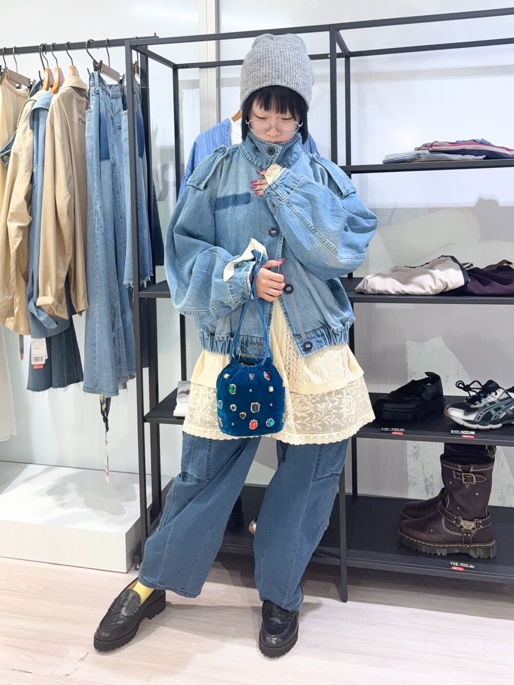 ブルー系のその他アウター、ベージュ系のシャツ/ブラウス、グレー系のニットキャップ/ビーニーを着用したレディースの秋コーディネートの2枚目の写真