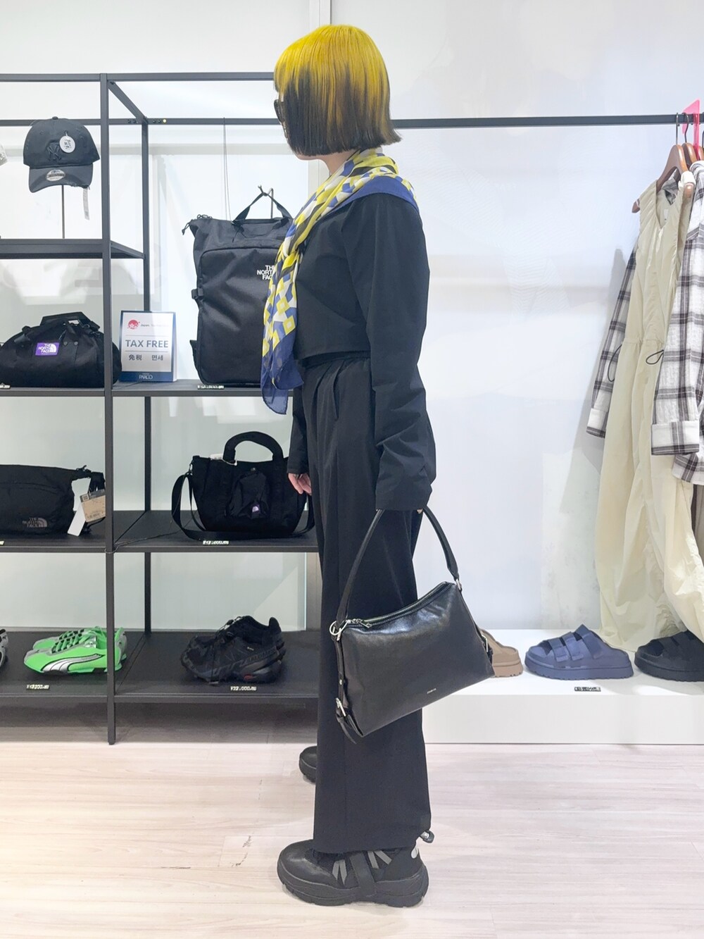 ブラック系のカーディガン/ボレロ、ブラック系のその他パンツ、ホワイト系のバンダナ/スカーフを着用したレディースの春コーディネートの3枚目の写真