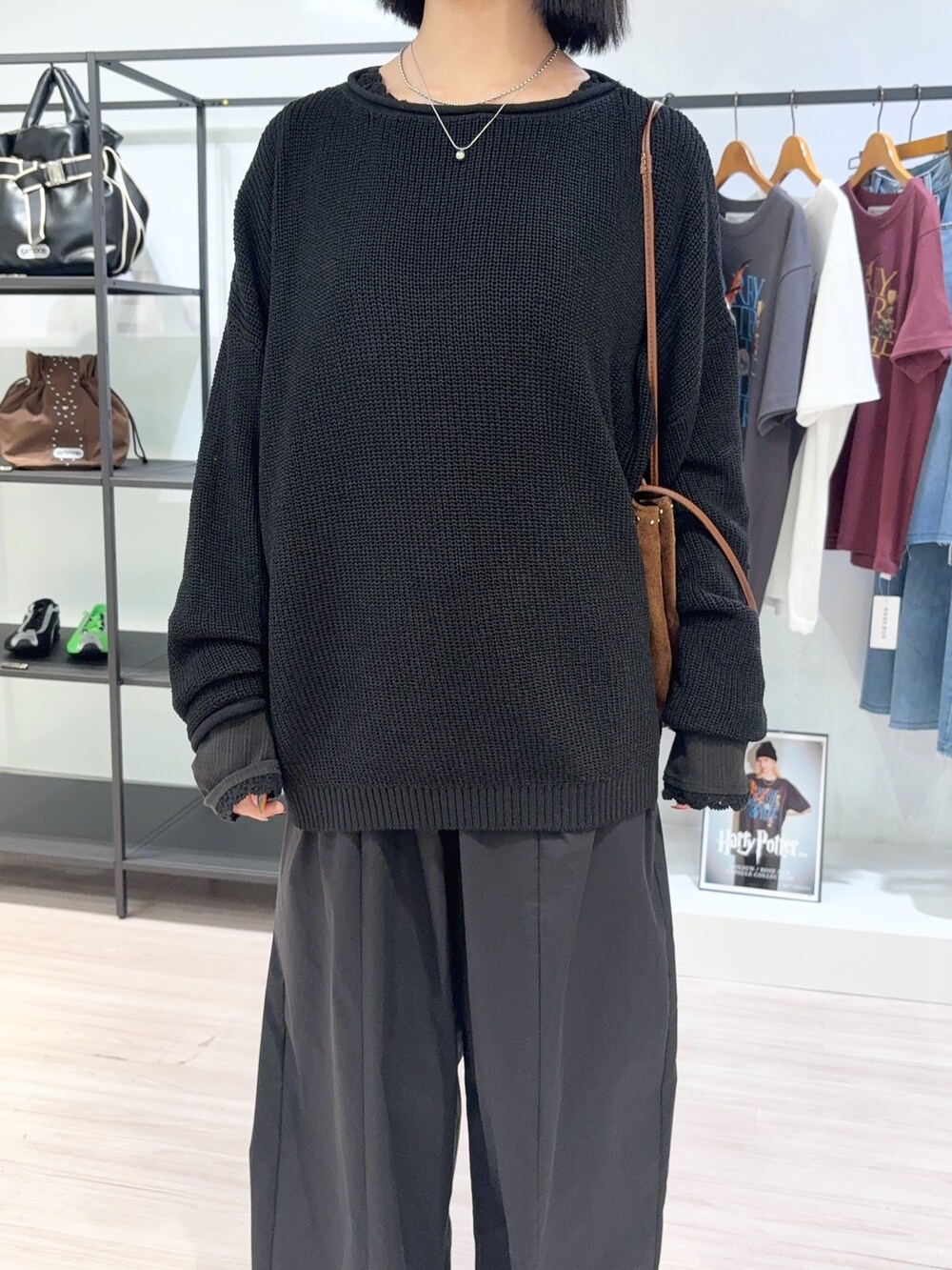 ブラック系のその他パンツ、ブラック系のニット/セーター、ブラック系のTシャツ/カットソーを着用したレディースの秋コーディネートの4枚目の写真