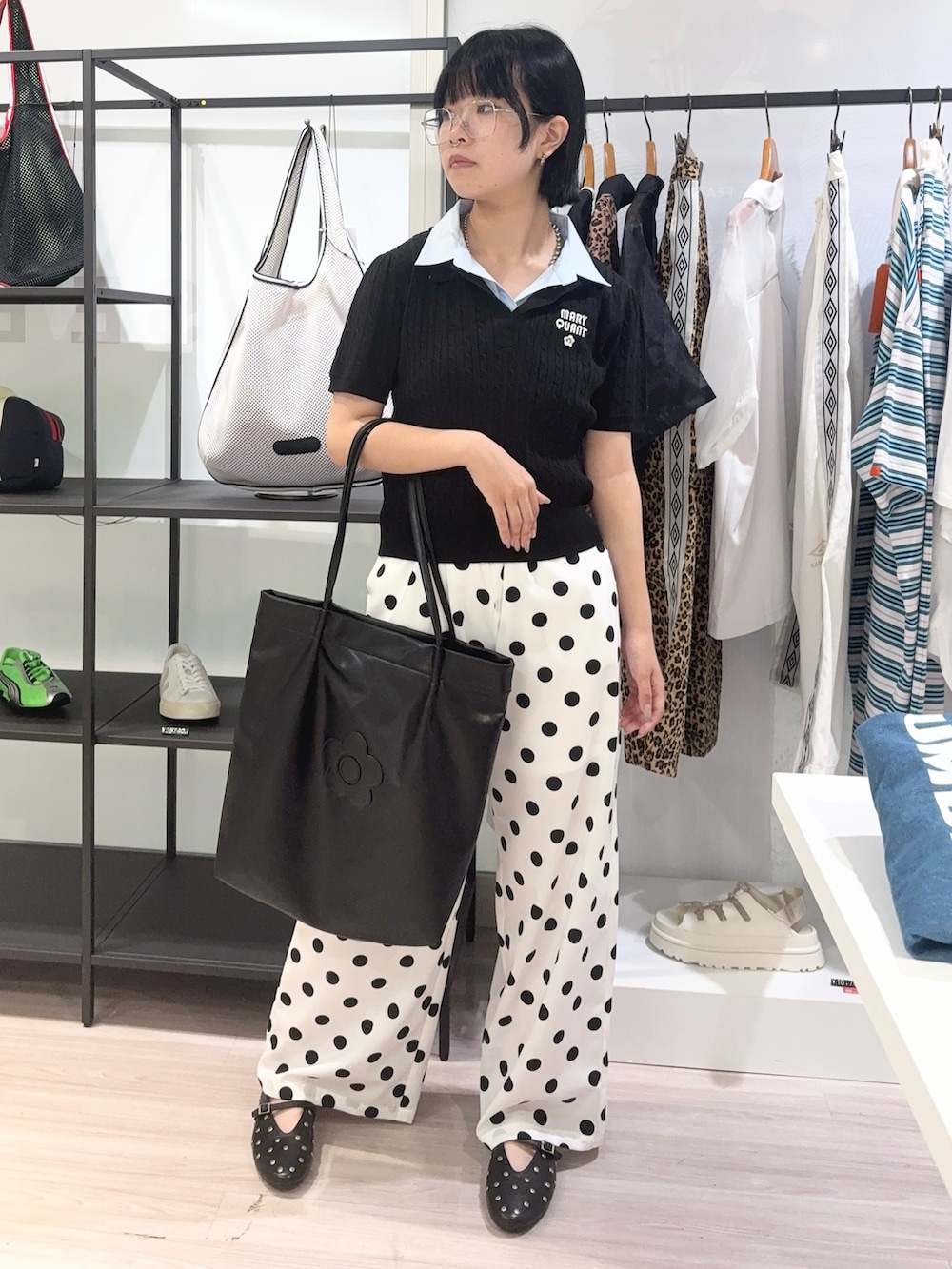 ホワイト系のその他パンツ、ブラック系のニット/セーター、ブラック系のその他シューズを着用したレディースの夏コーディネートの2枚目の写真